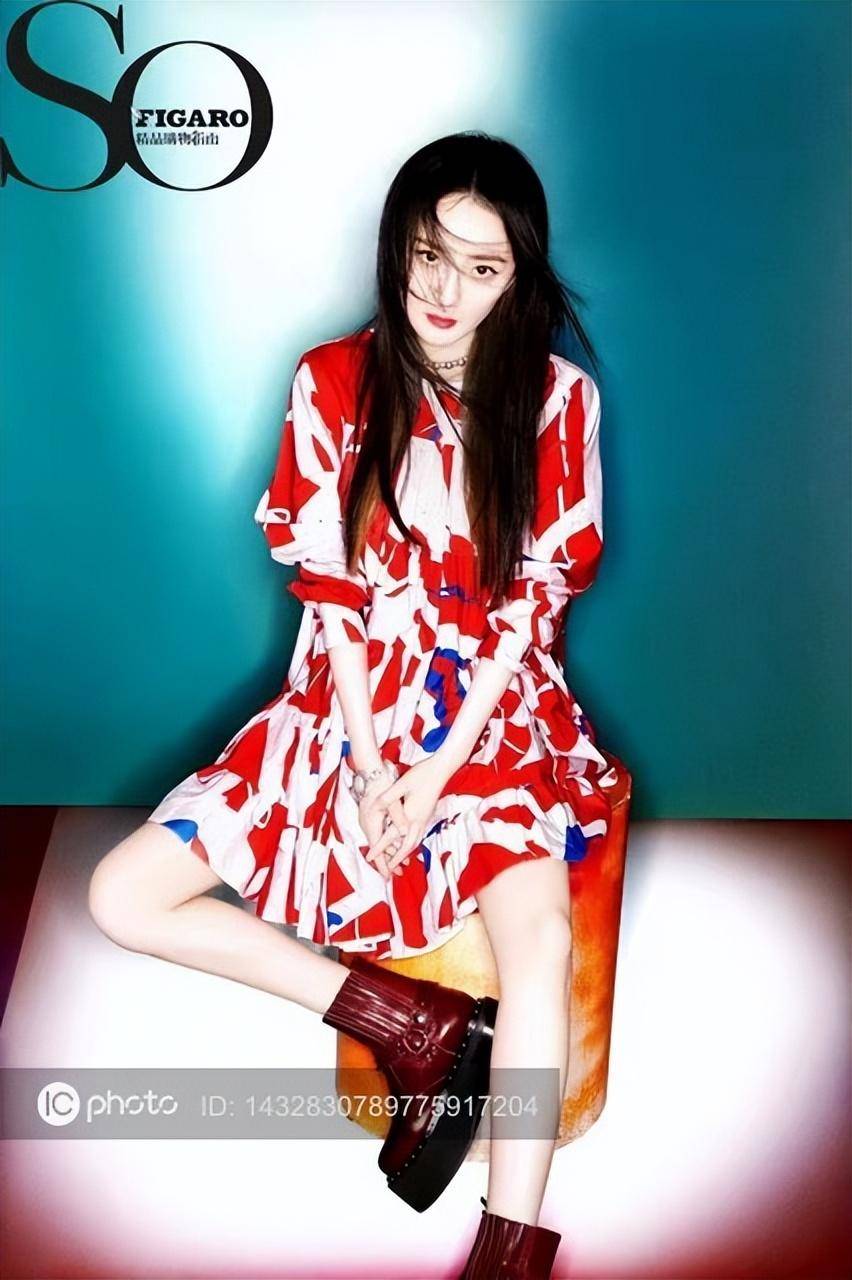 杨幂的伯伯杨晓京也成了清华大学的网红教授,这缘于在课堂上的一个