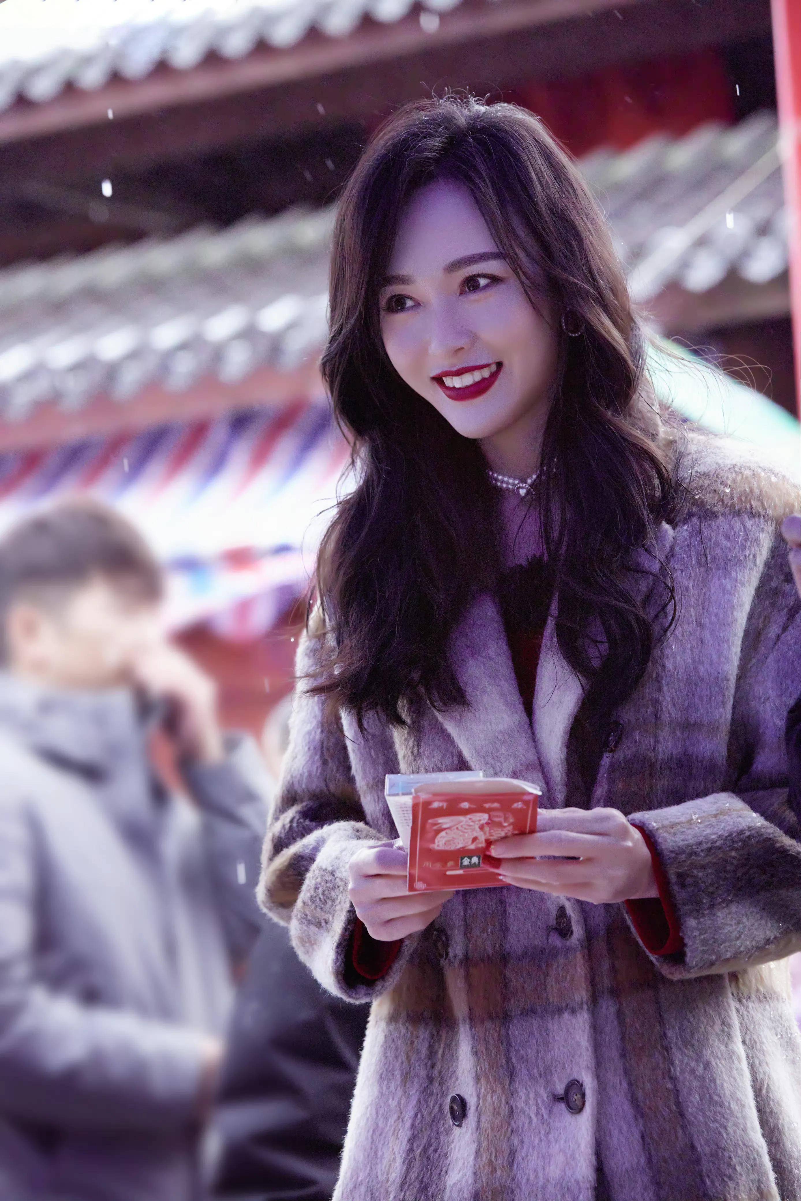 唐嫣终于进组拍戏,婚后停工多年,终于回归事业心,演员糖要来了_玫瑰