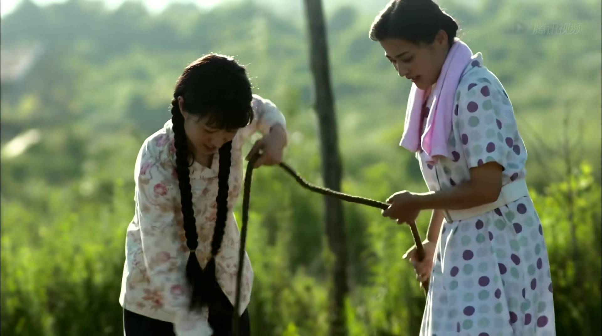 《父母爱情》安杰穿裙子去挑水闹笑话,为何会成为江德福心中的经典