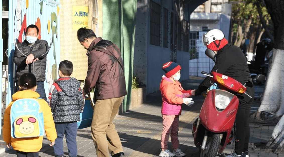 孩子穿衣服多少合适(怎么判断小孩穿得够不够)