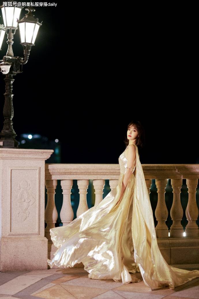 宋茜的新造型宛若雅典娜女神,香槟色挂脖长裙搭配齐刘海造型高贵_气质