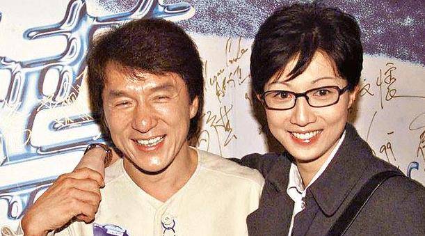 因成龙退圈20年,出行借车买便宜鞋子,无收入的吴绮莉如何维生?