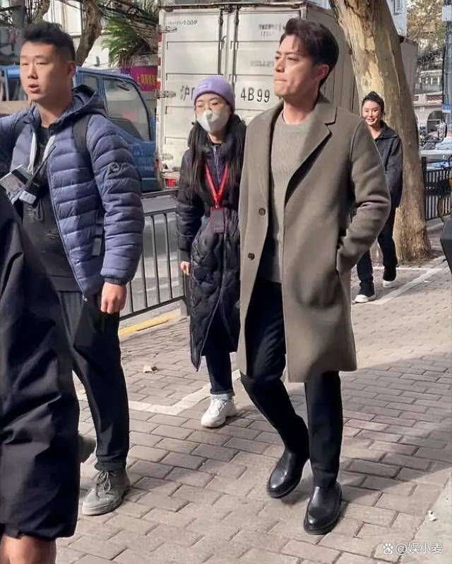霍建华走在大街上,大街上就没有帅哥了,就是大冬天穿得有点清凉_身材