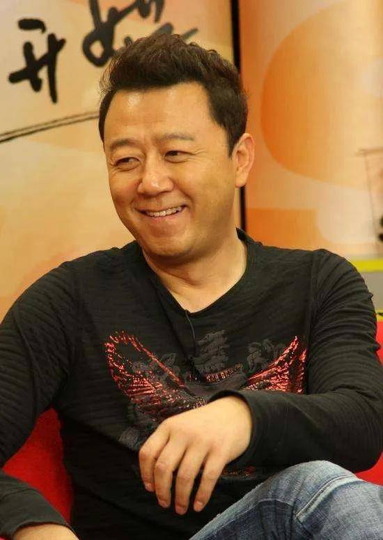 演员郭涛,去重庆拍戏时拍来一个老婆,结婚16年生两子