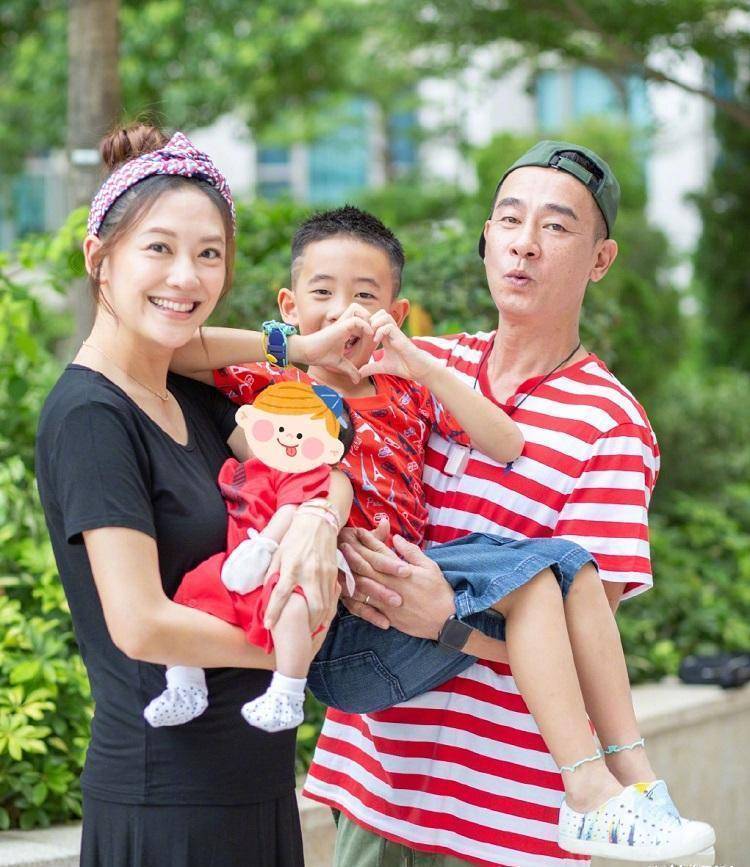 对于个人来说,其实还是挺羡慕应采儿和陈小春这一对明星夫妇的,虽然