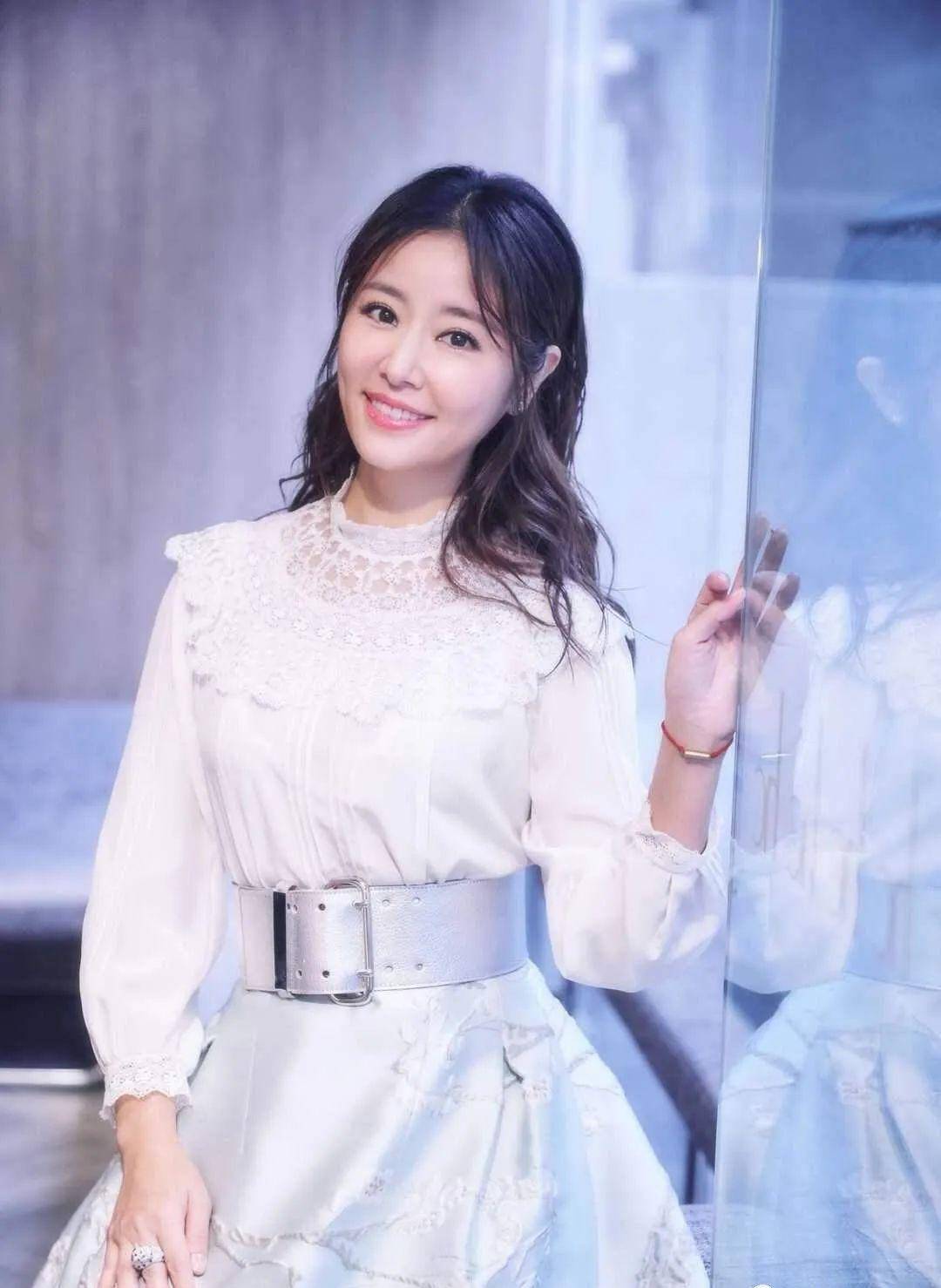 林心如真挺拼的,穿衬衫不系扣只为秀项链,露出内搭笑得也从容_时尚