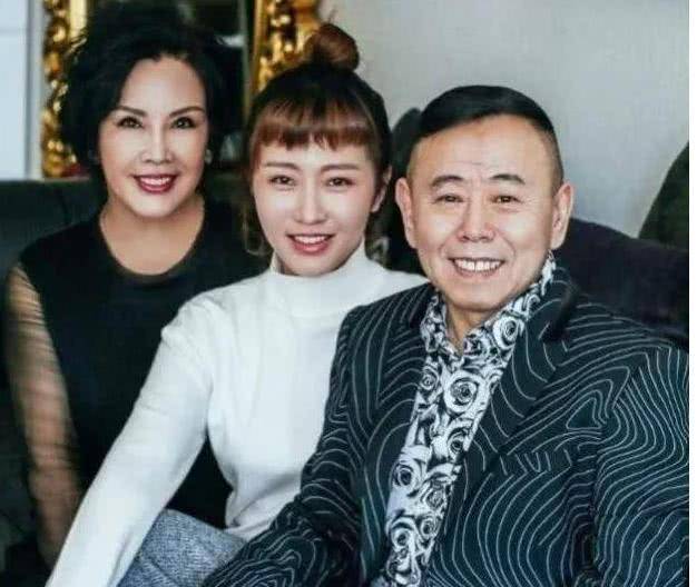 最萌身高差:潘长江三块豆腐高,弟弟且人高马大,网友:老天不公_潘长甬