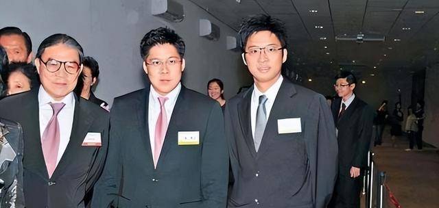 霍启刚三兄弟现身参加活动,霍启山颜值抢镜,笑容满面_kimi_观众