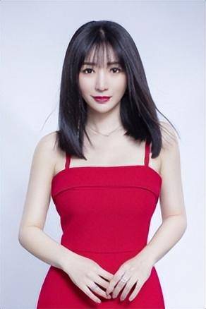 活脱脱一个"假小子",所以长大后,柳岩便养成了独立坚韧的性格