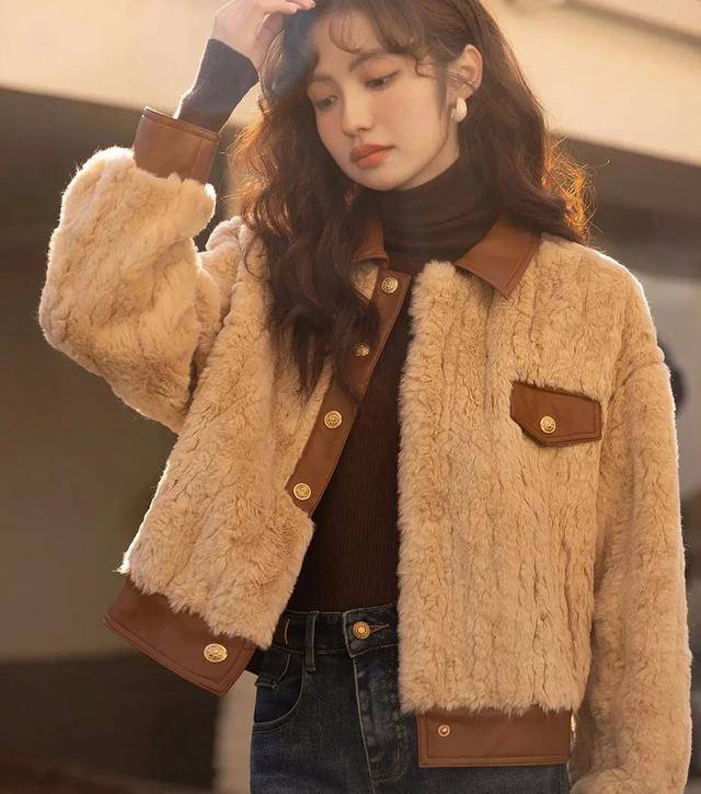 可爱的羊羔绒外套谁不喜欢?学会这几种搭配方式,保准少女味十足