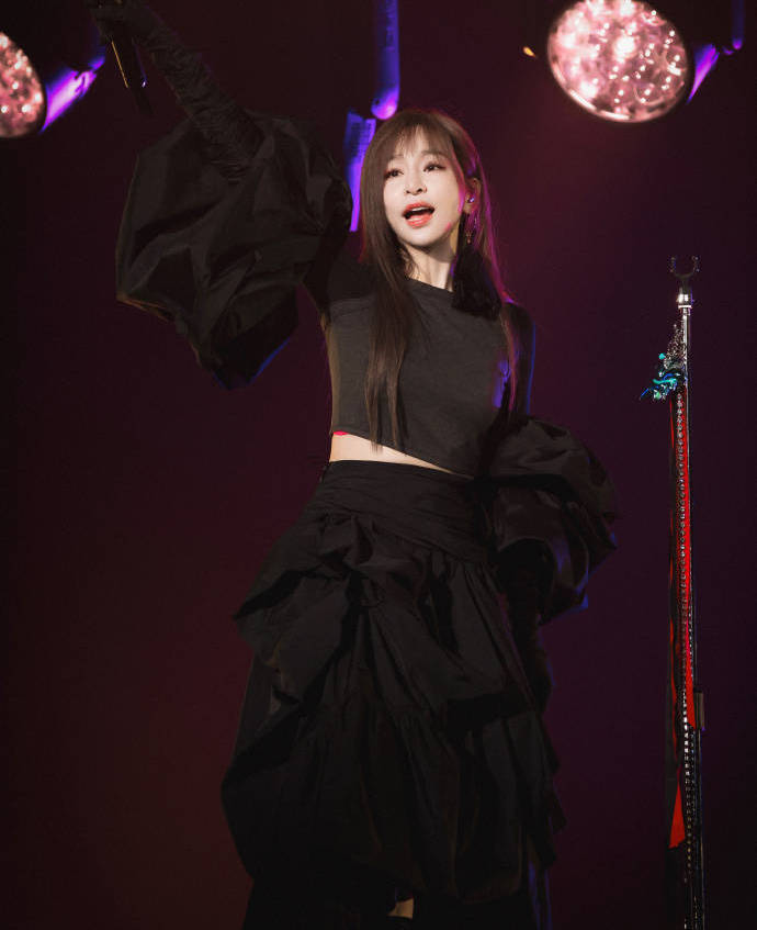 王心凌演唱会状态好嗨 暗黑系妆造反差感十足-搜狐大视野-搜狐新闻