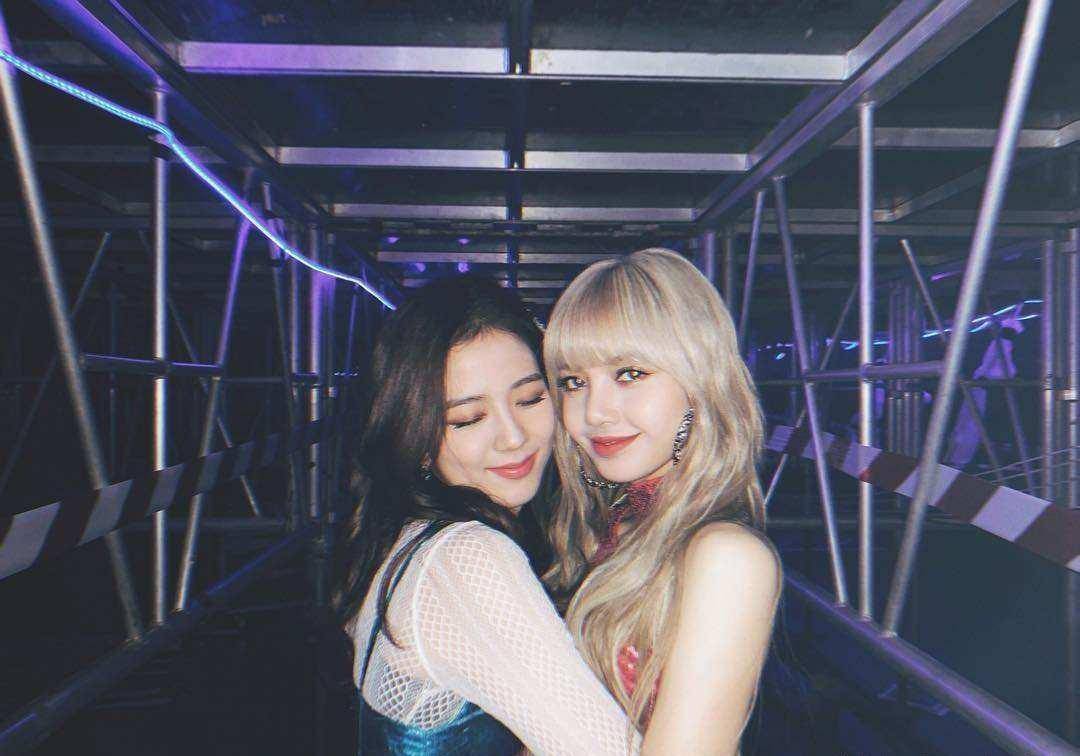 lisa代言图显肩宽,被嘲"女装大佬",粉丝:明明是头小_显得_造型_照片