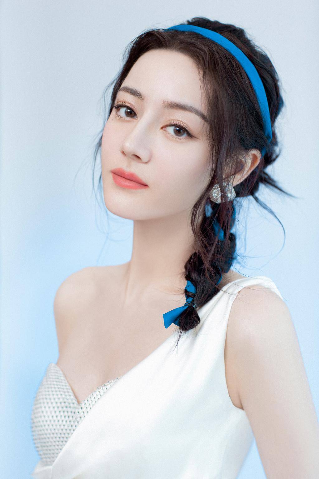 首先,新疆出身的迪丽热巴骨相较于普通人会更偏向于欧美感,眉骨立体