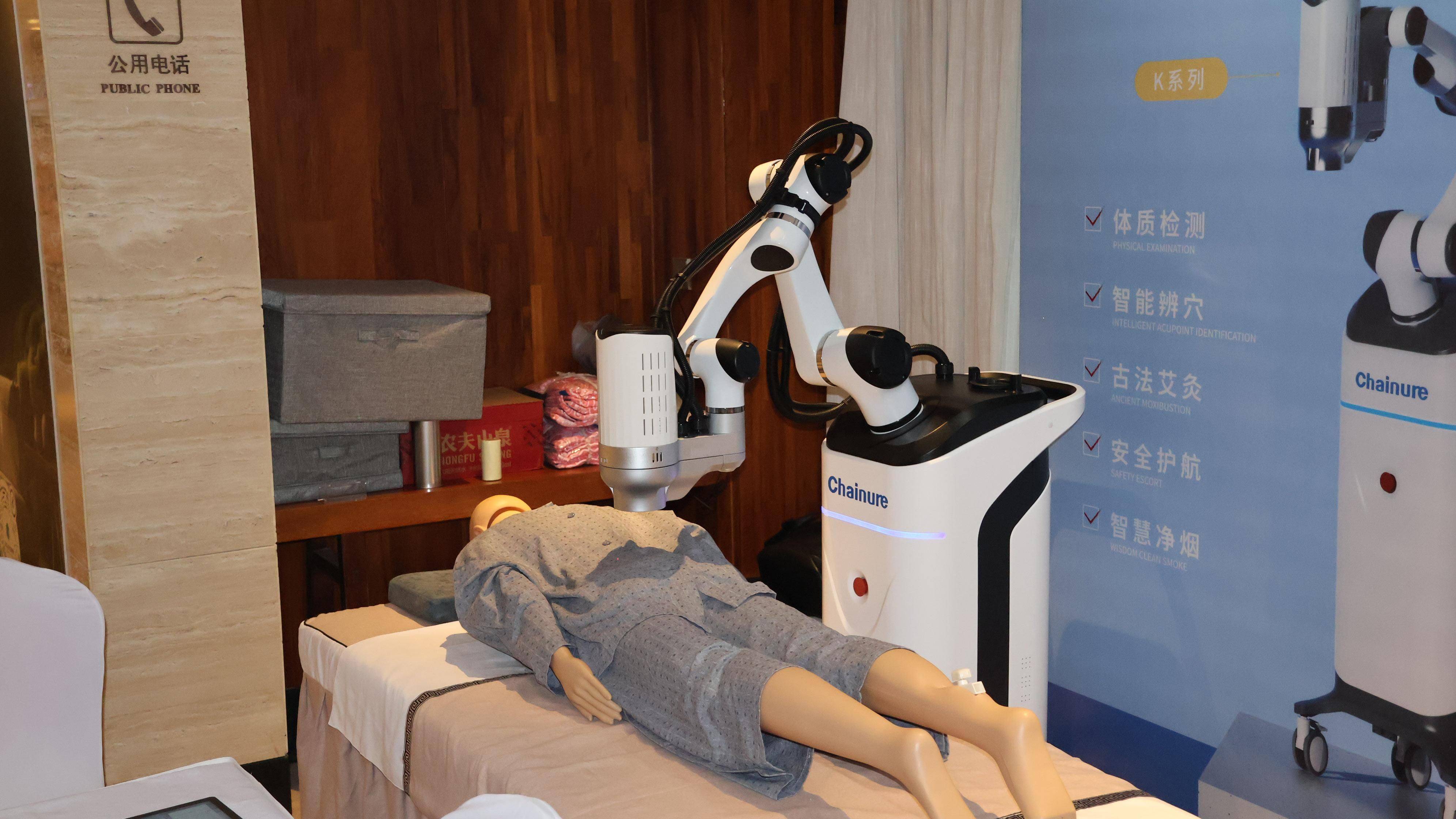 千域艾灸机器人凭借其无阻隔的明火直灸方式,自动净烟功能以及智能定