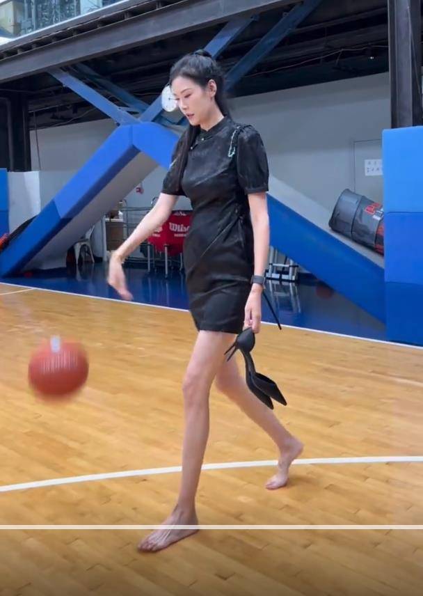 女篮许诺近况:退役后越来越美,既是网红也是老师,36岁单身不急_人气