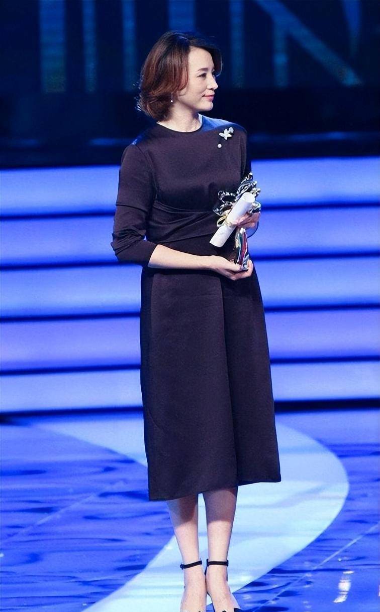 董卿终于大胆一次!穿嫩黄花边裙清纯娇俏,49岁的她美出新高度