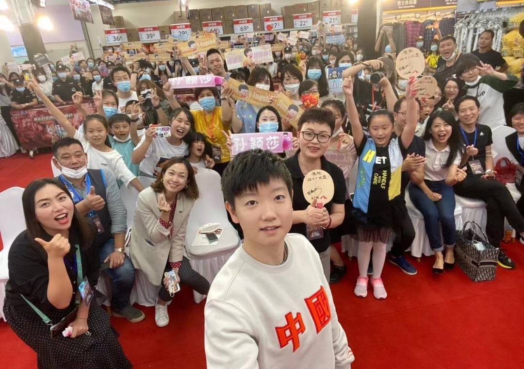 双冠王孙颖莎人气高被争相合影,奥运冠军陈梦贴心签名_总决赛_球迷