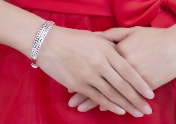 女性佩戴银手镯时，需要注意哪些问题？
