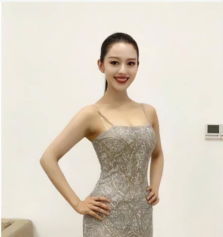 郎朗晒全家福,吉娜穿紧身裙秀身材,却被60岁婆婆抢镜