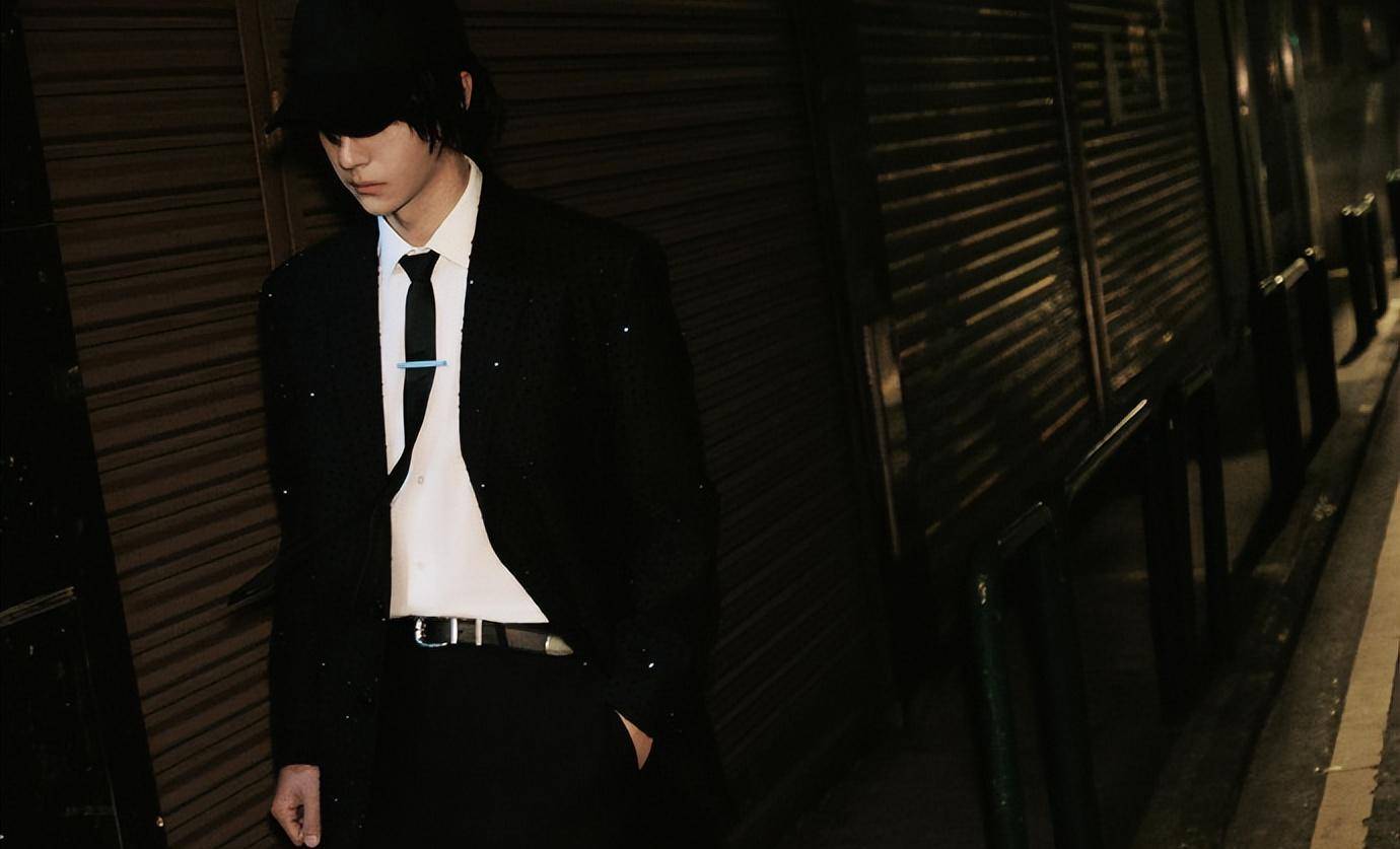 王一博化身撕漫男,像纯情男高的俊朗少年,永远被他的时尚感拿捏_气质