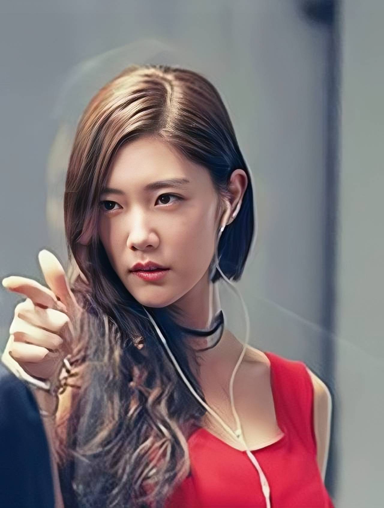 韩国女星现身棒球场,打球姿势专业,克拉拉和巴萨巨星女友同名!