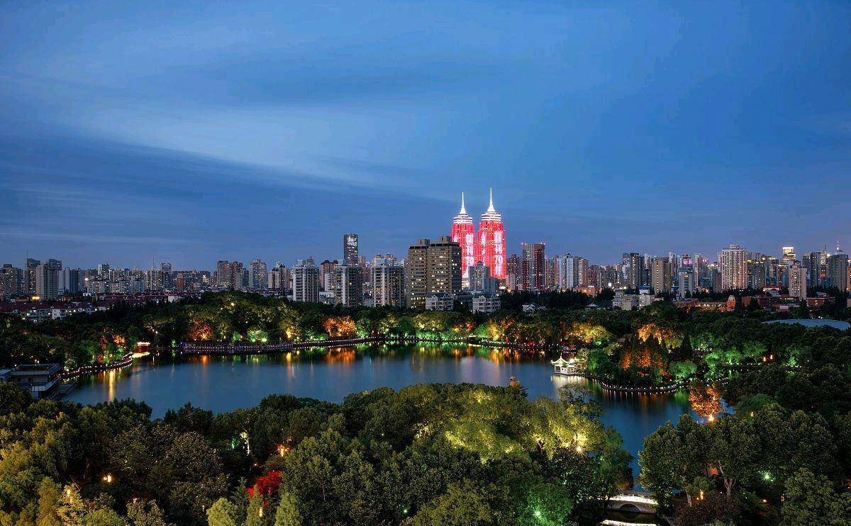 上海普陀长风公园景色如画_草坪_景点_休闲