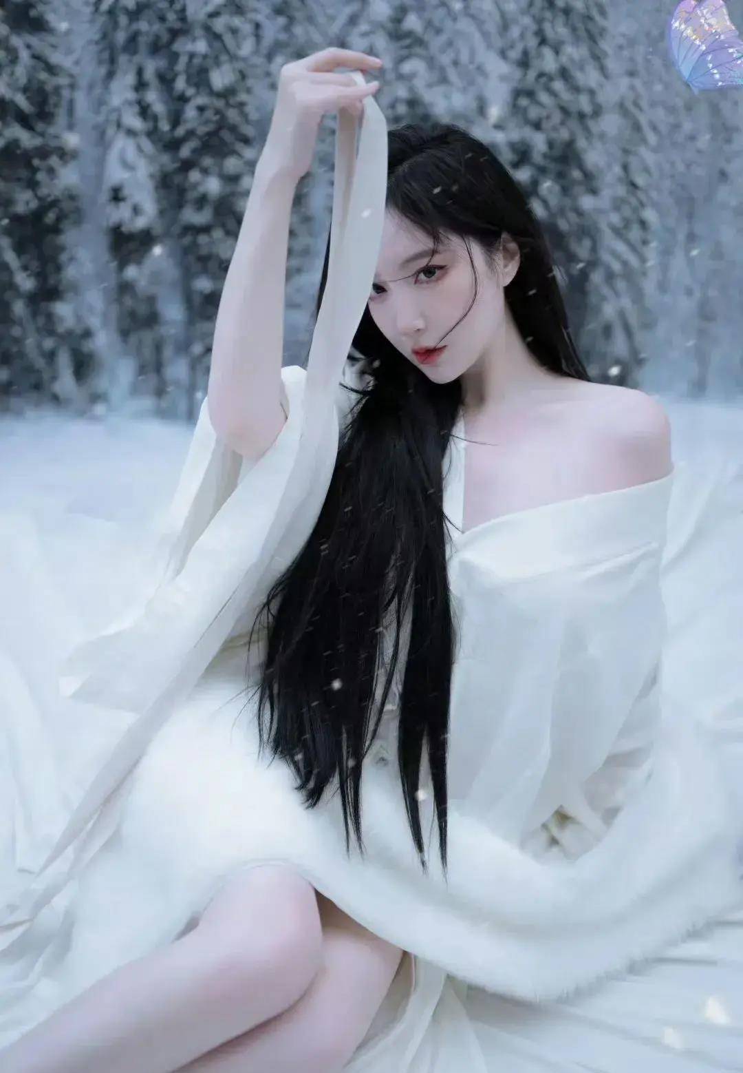 少女一袭薄纱白裙在白雪的映衬下格外妩媚妖娆 676767