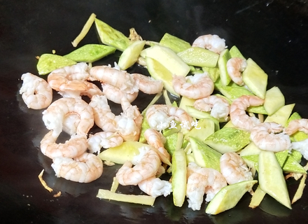 4,最后一步下入虾仁,再调少许的水淀粉,西葫芦容易出水,食材的水分就
