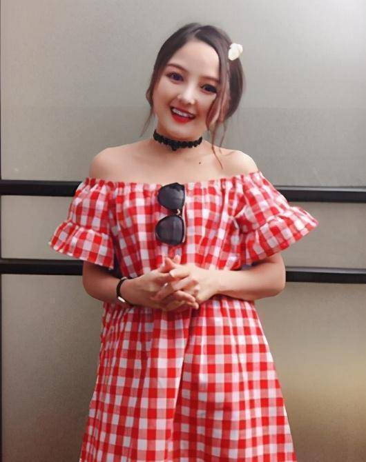 "最美袖珍人"黄韵伊初中辍学,北漂供弟上学,年入百万多人追求_父母