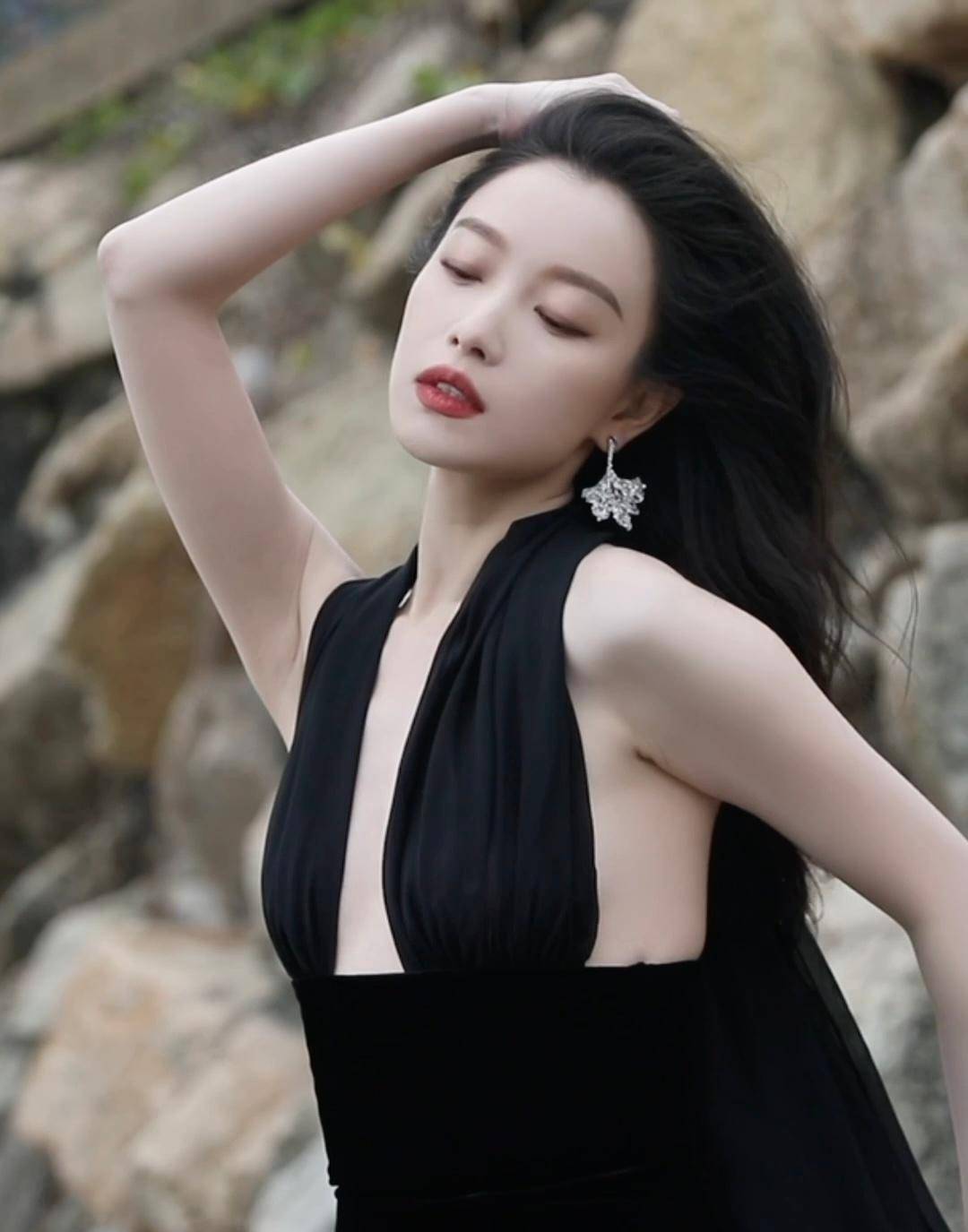 热巴女神杨紫露腰倪妮超深v张碧晨穿的啥