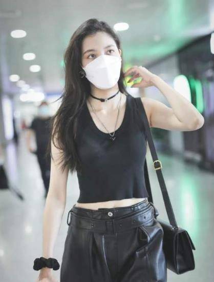 路人镜头下颜值依旧能打,张一山眼光真毒_时尚_关晓彤_不知道