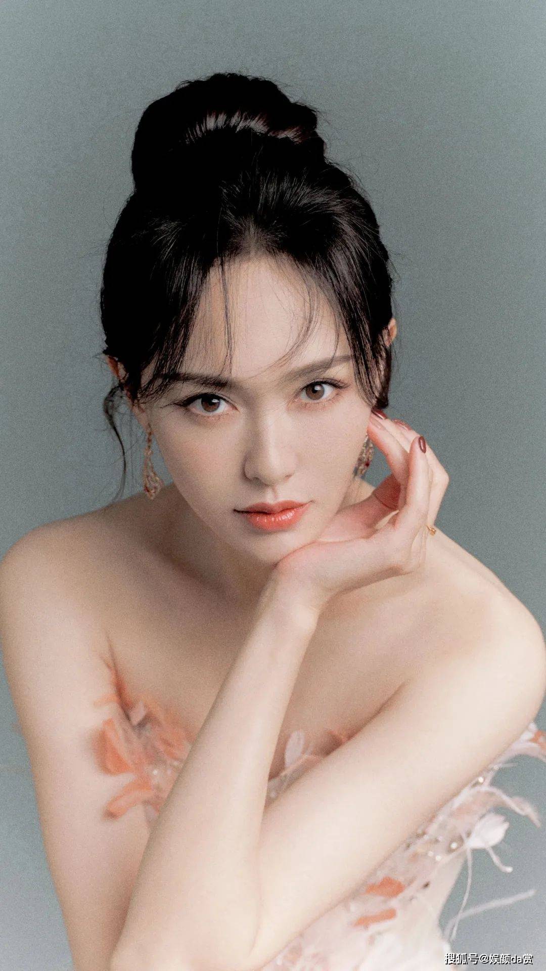 【唐嫣唯美写真】抹胸羽毛裙,绚烂浪漫,犹如迎冬盛开的花朵