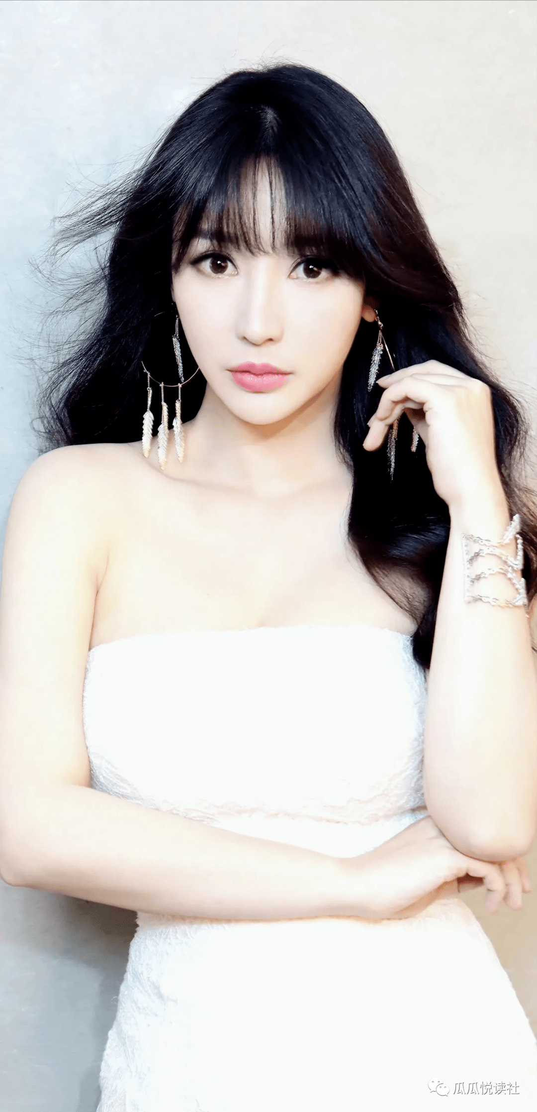 柳岩穿蕾丝连体裤前凸后翘,飒酷不失女人味_女性_好身材_魅力