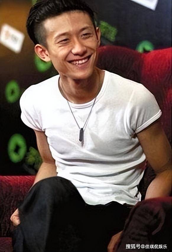 杨紫大学同学结婚,张一山成为伴郎,佩戴眼镜颜值封印,低调不夺新郎