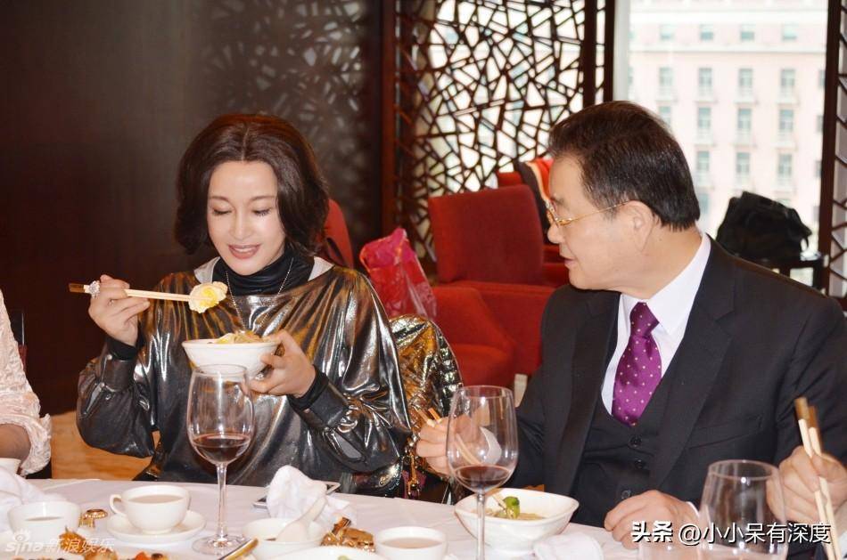 刘晓庆近照显年轻,71岁的她,身材时尚如17岁,再嫁豪门很幸福_女人_王