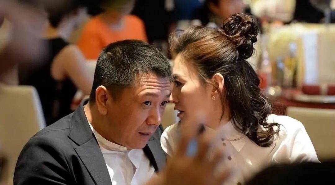 身穿白衬衫的她嫩得像学生,老公像父亲一样呆板的脸_休闲_时尚_徐佳宁