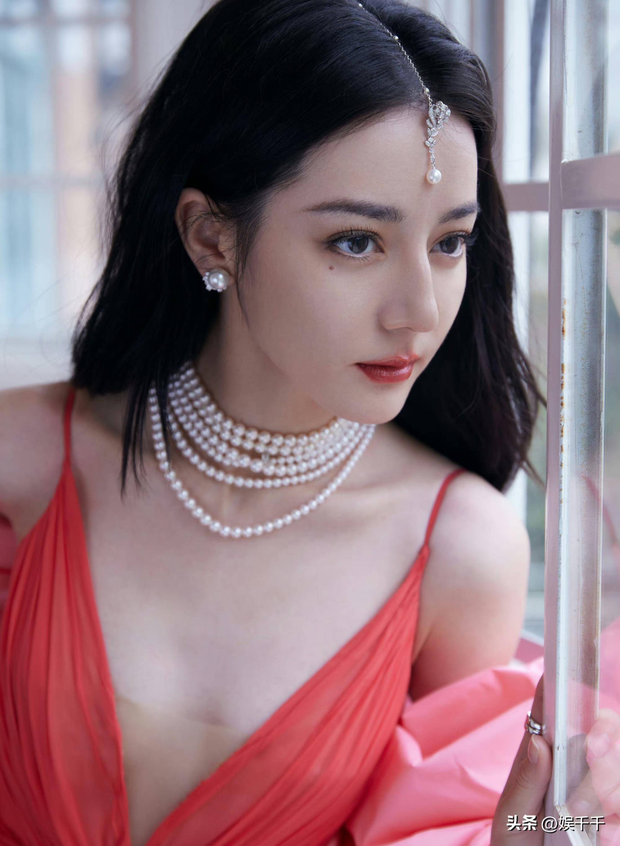 迪丽热巴未修原档生图曝光,皮肤状态肉眼可见,超高颜值无惧生图_照片