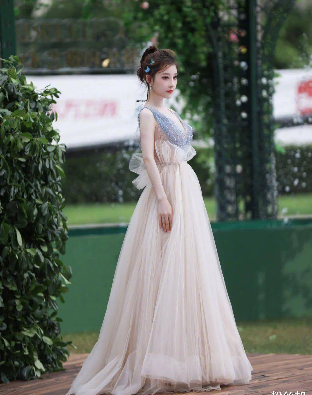 冯提莫荣获最佳新锐歌手,白皮露背装抢眼,真羡慕这身"冷白皮"_音乐节