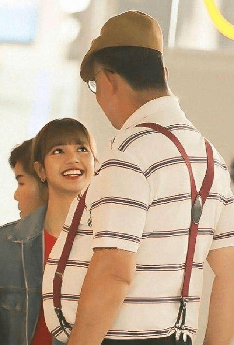 lisa晒和爸妈的新合照,无论怎么打扮都带着一股泰国味!