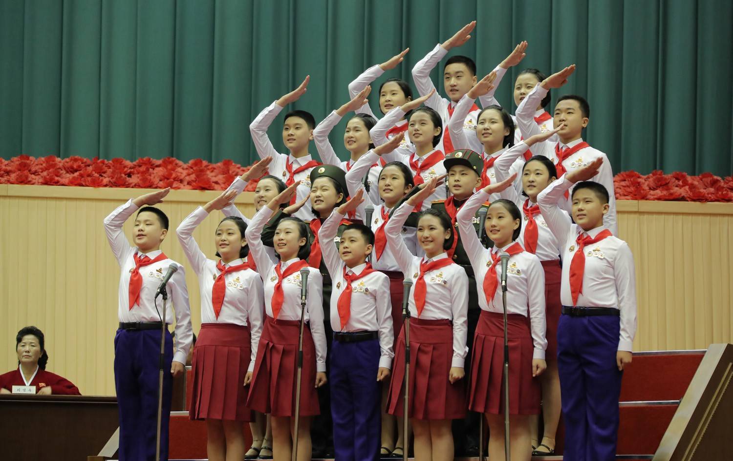 朝鲜少年团祝贺团朗诵贺诗,表达对全国母亲的感谢之情.