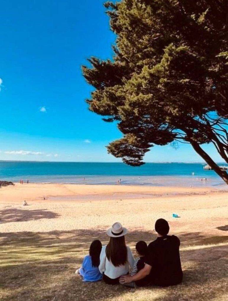 周杰伦晒与昆凌海边合照好惬意 配文"坐等新歌"_家庭_照片_画面