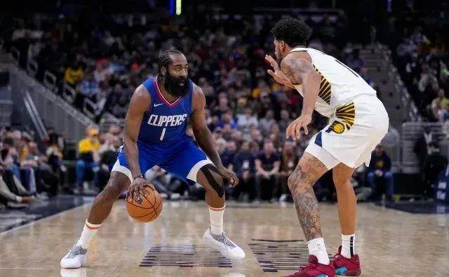 因为他的付出见到了回报,威少爷在场边做起了哈登招牌的"撒盐"庆祝