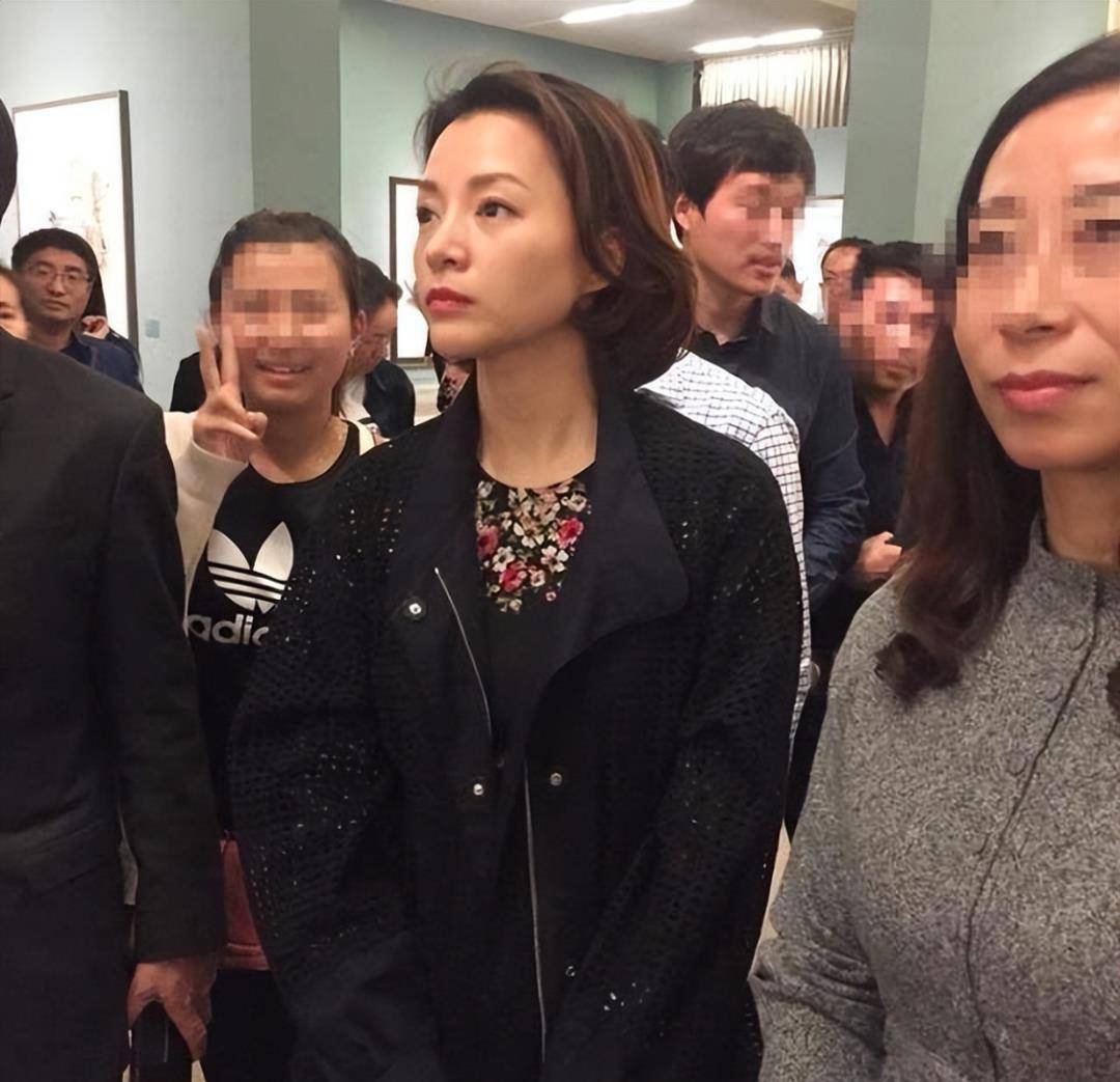 董卿跟大妈聚会合影,素颜普普通通的,并没觉得多漂亮但气质优雅_化妆