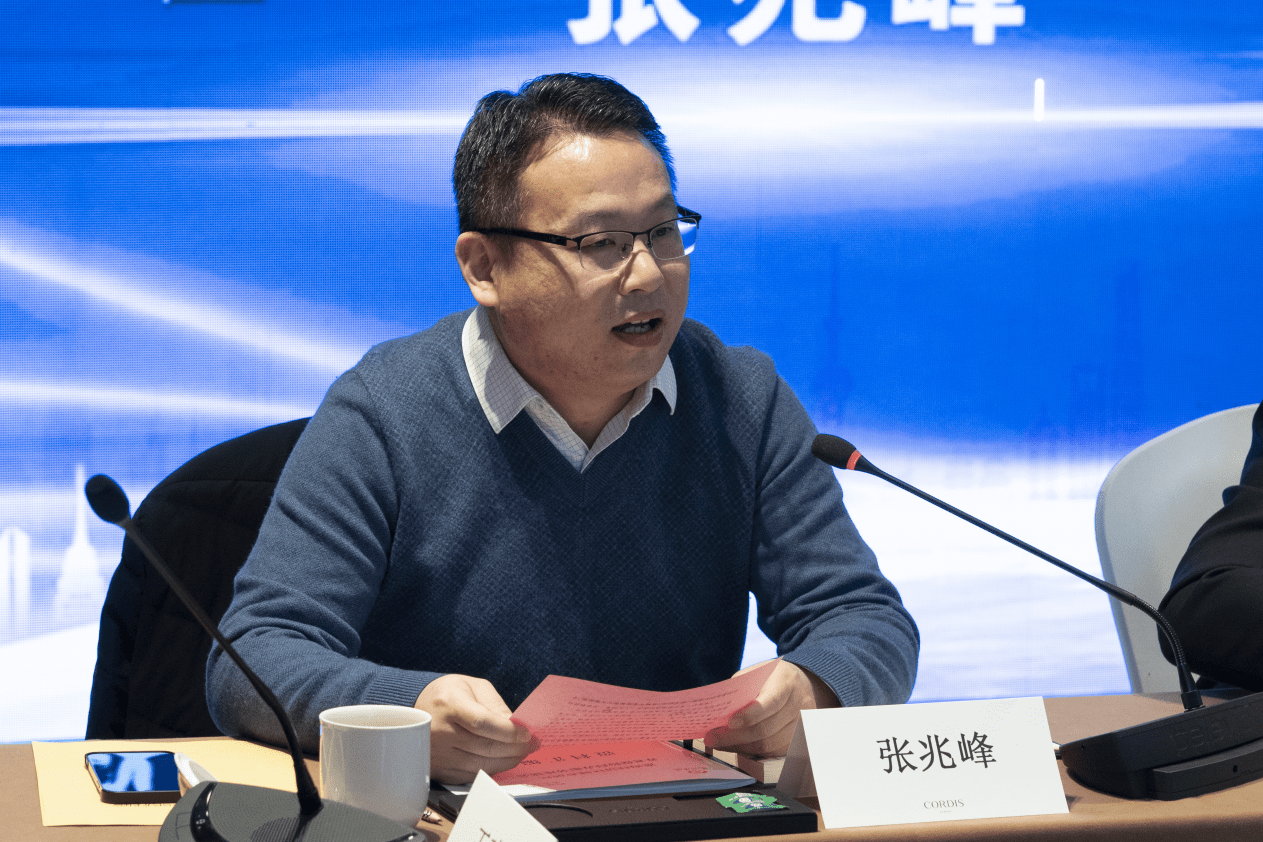 张兆峰副行长出席会议并致辞.