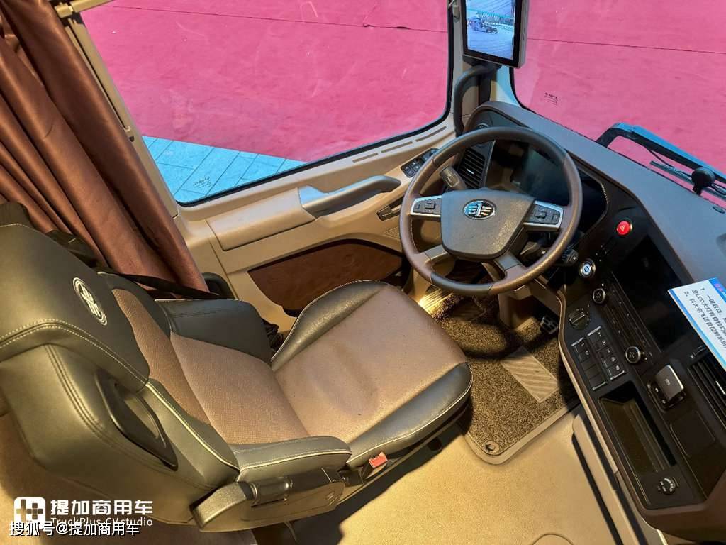 前脸大变,解放j7迎来了升级改款车型,解放j7创领版牵引车实拍