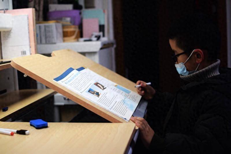 全光谱天幕灯 追背椅好坐姿 酷可立护眼学习桌椅