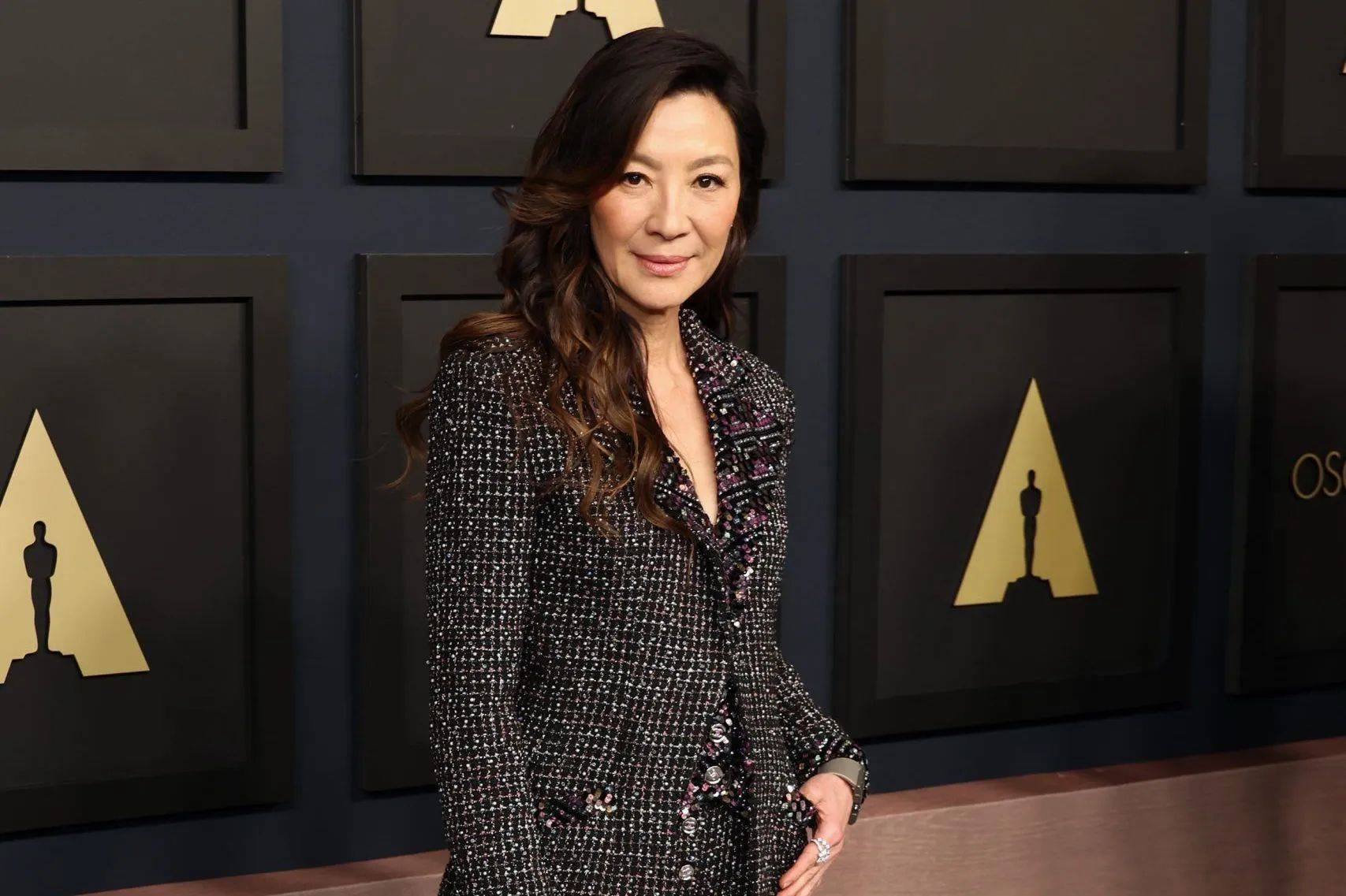 61岁杨紫琼办婚礼,妈妈紧握77岁女婿手,对方深情凝视岳母引争议