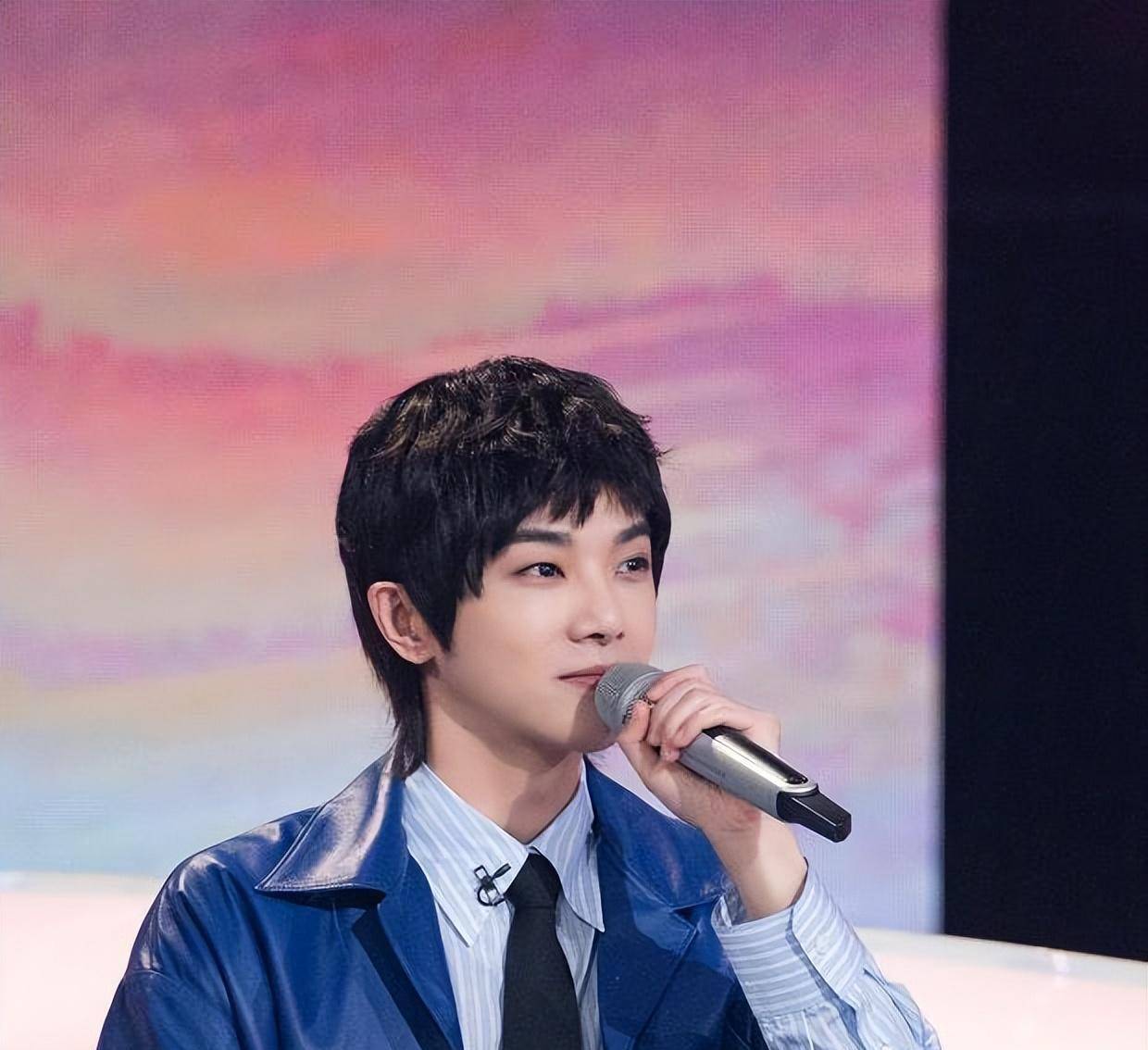 华晨宇又换白发造型了,非常像个纯情大男孩,完全看不出有个孩子_女人