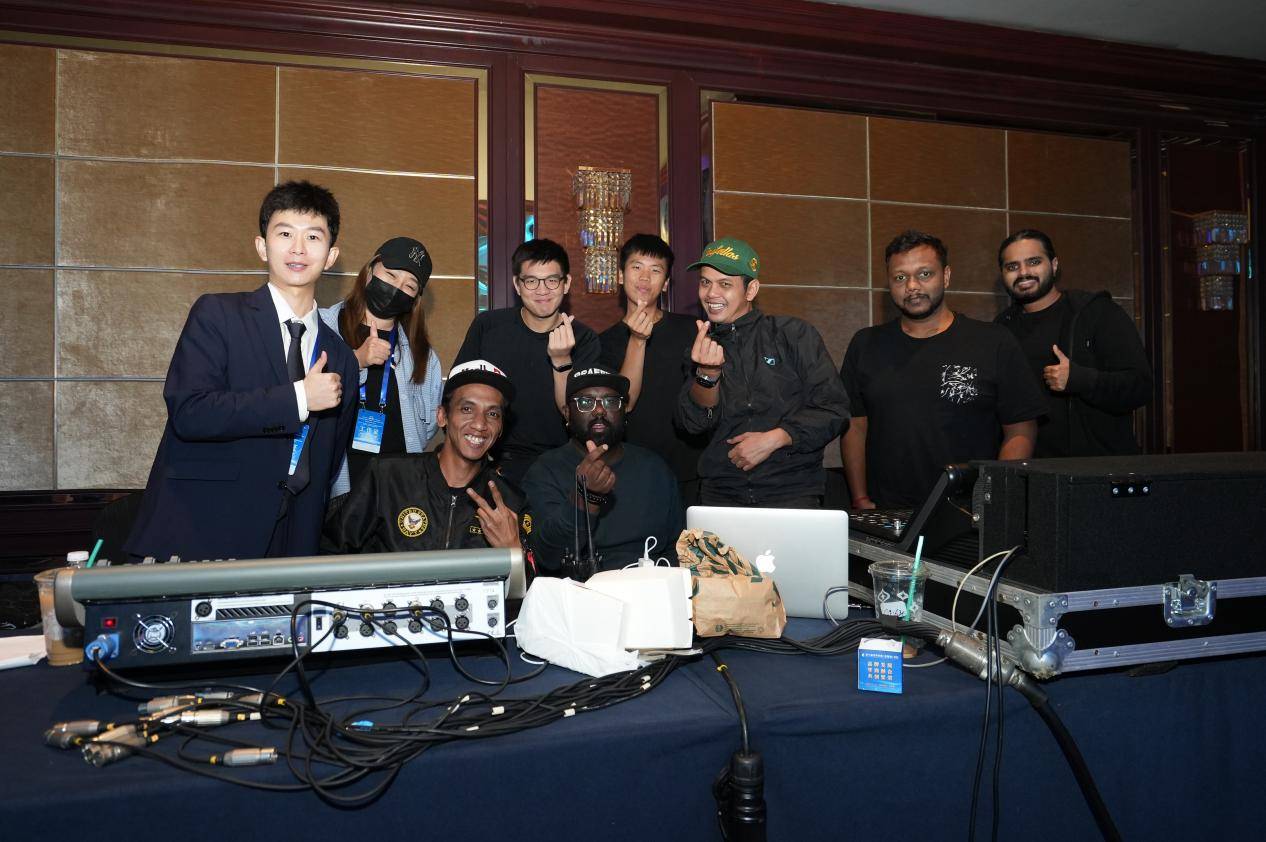 可以看到赵子豪导演一边看监控调画面,代主持人走台,一边调灯光大屏