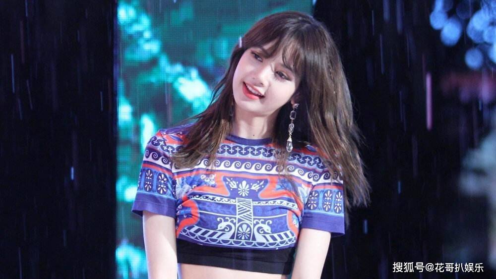 lisa新照引发热议,直刘海再无清纯靓丽感,油腻颓废如夜场小妹_什么